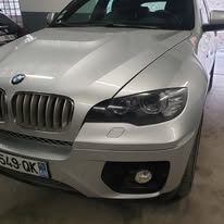 Le même BMW X6 avec pare-chocs et aile remis à neuf