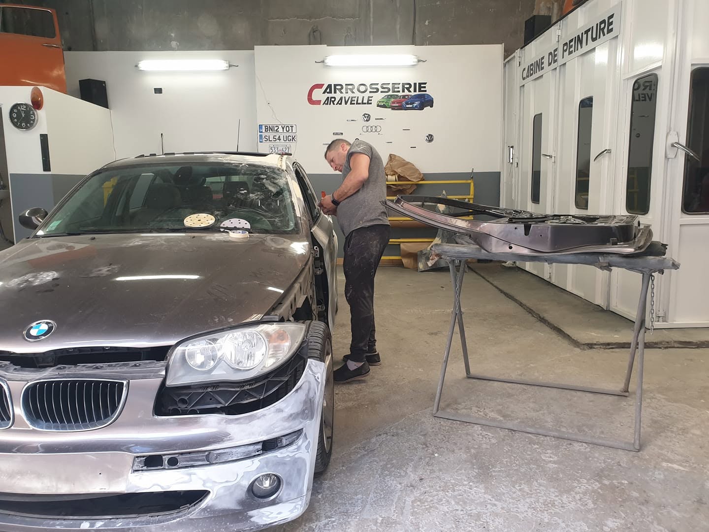 Réparation de carrosserie sur BMW dans l'atelier