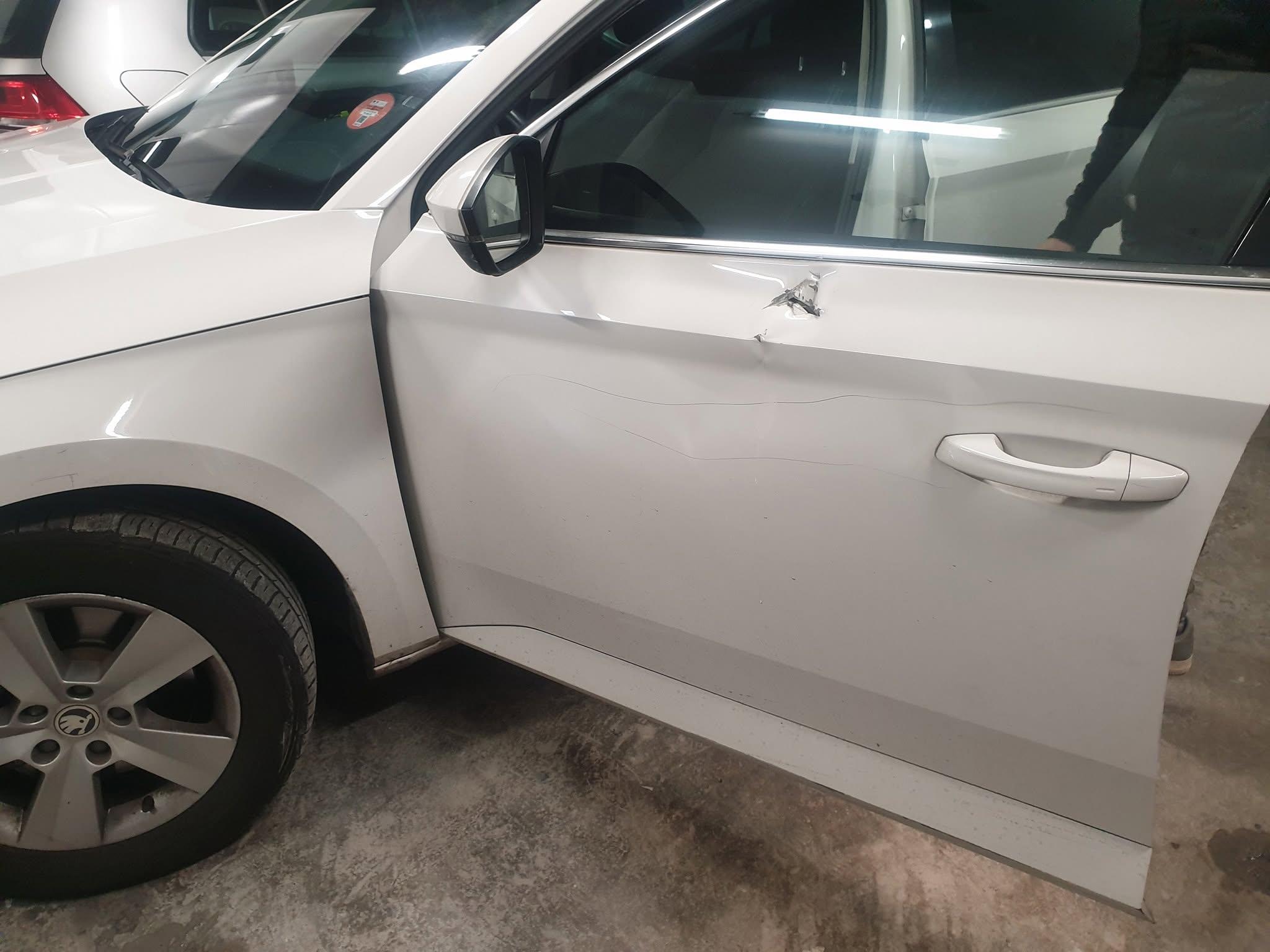 Porte de Škoda enfoncée et peinture déchirée avant réparation