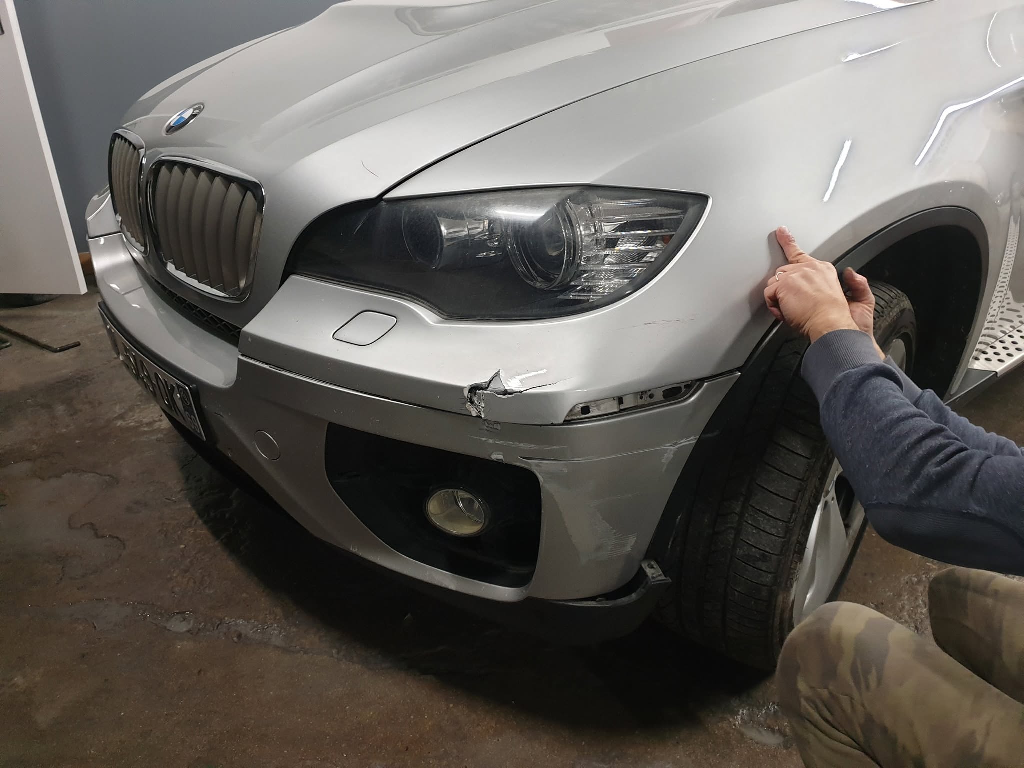 Pare-chocs avant de BMW X6 fissuré et aile marquée avant réparation