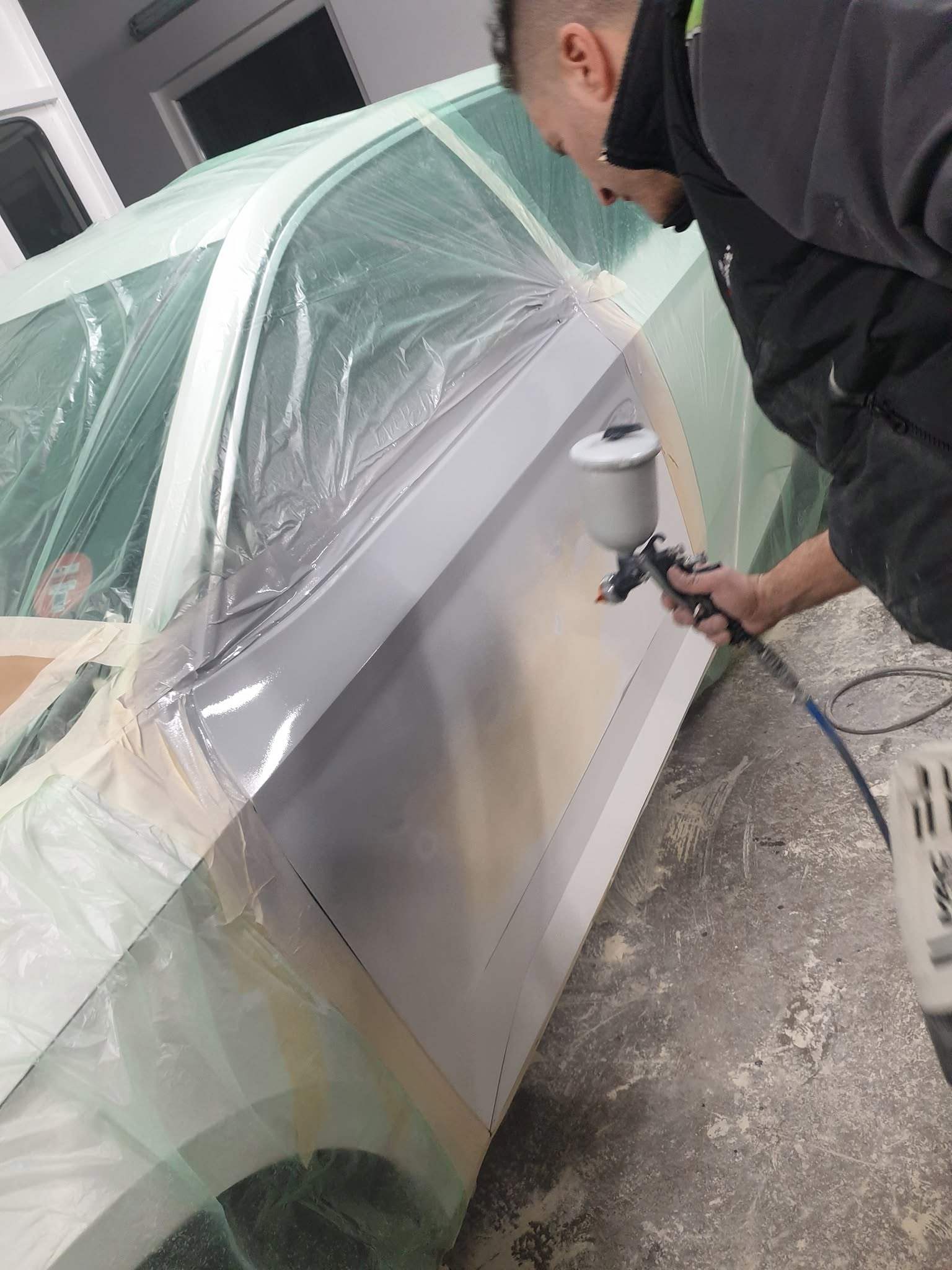 Mise en peinture au pistolet en cabine