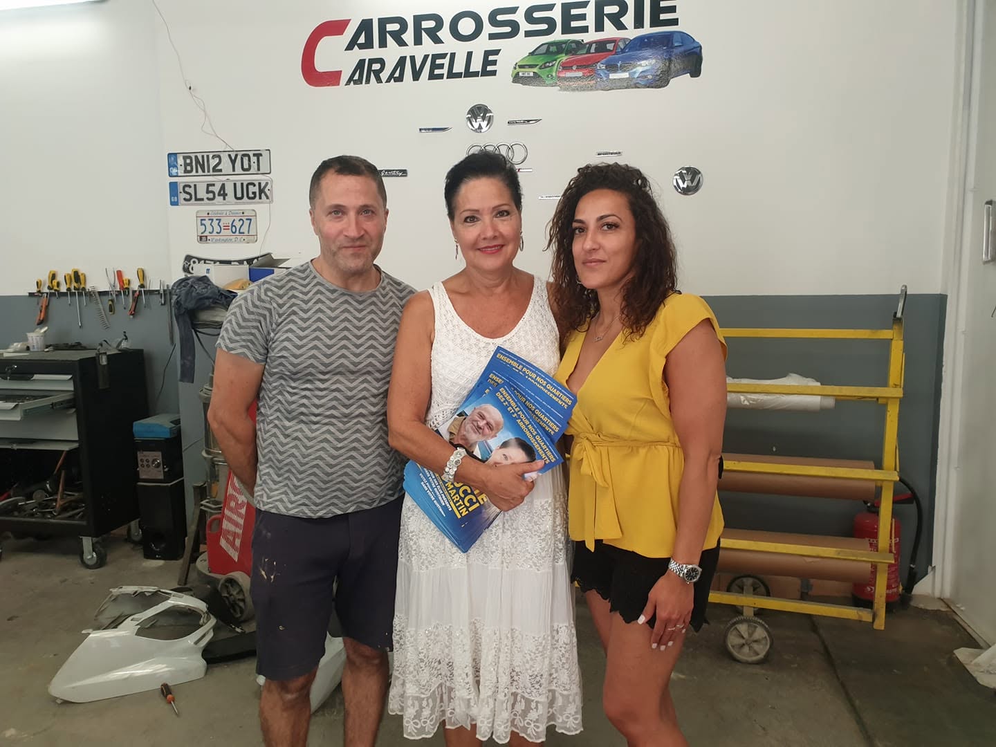 L'équipe de la Carrosserie La Caravelle dans son atelier